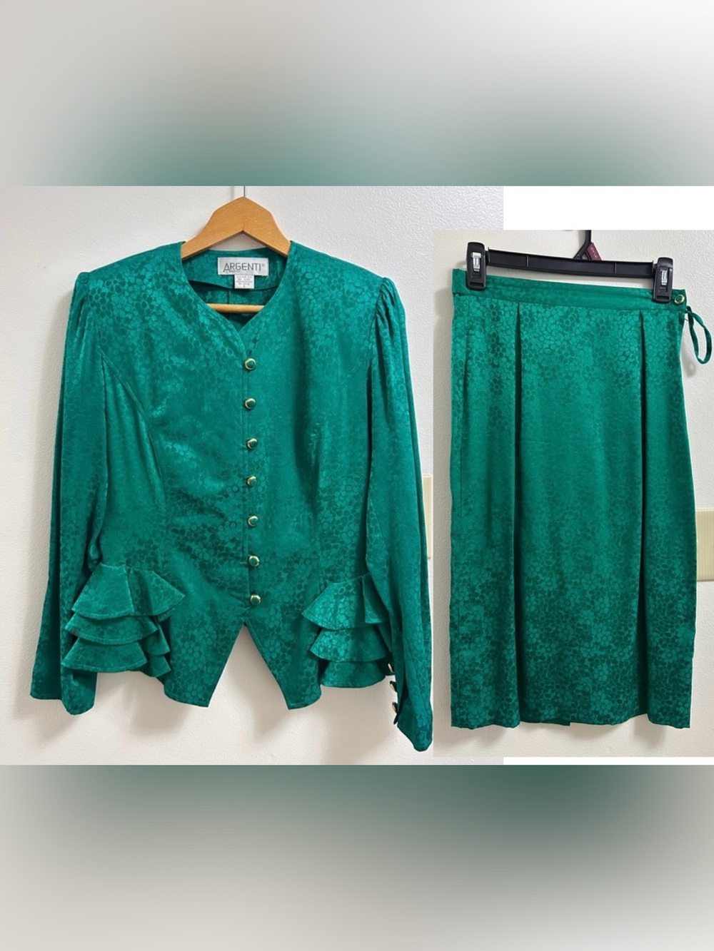 Argenti Vintage 1980’s  Emerald Green Blouse & Skirt (size 6 &2)